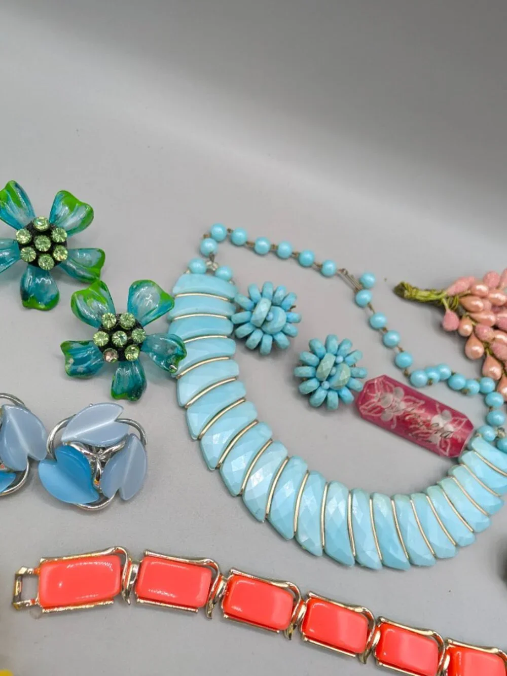 Vintage Early Plastic Jewelry, 12 Pairs Earrings +more - Picture 11 of 14
